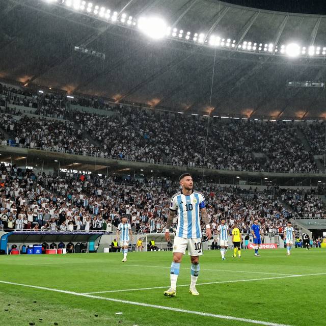 Khoảnh khắc đẹp giữa bão chỉ trích: Một cầu thủ Argentina đứng nghiêm chào khi Tây Ban Nha lên ngôi